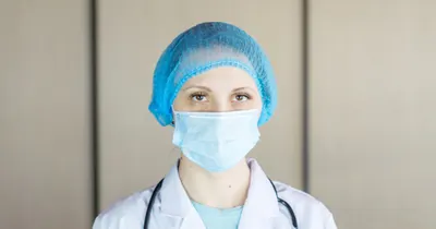 Médica em ambiente clínico, representando o profissional por trás da estratégia