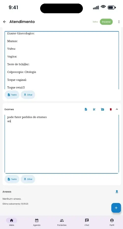 Atendimento no MEDC no celular com o exame ginecológico estruturado em campos e os botões de digitar texto ou ditar por voz