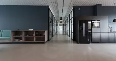 Ambiente profissional confortável com espaço de espera e cafeteria