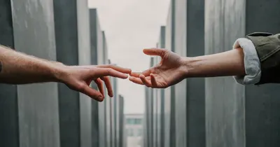 Duas mãos se aproximando, simbolizando conexão e relacionamento