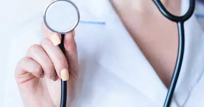 Médica segurando um estetoscópio