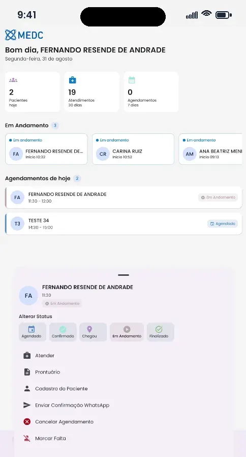 Tela inicial do MEDC no celular: saudação ao médico, indicadores de pacientes e atendimentos, lista de atendimentos em andamento e agendamentos do dia, com o menu de ações do paciente aberto