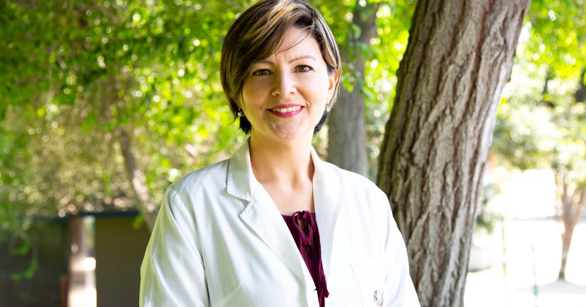 Médica sorridente transmitindo confiança e acolhimento