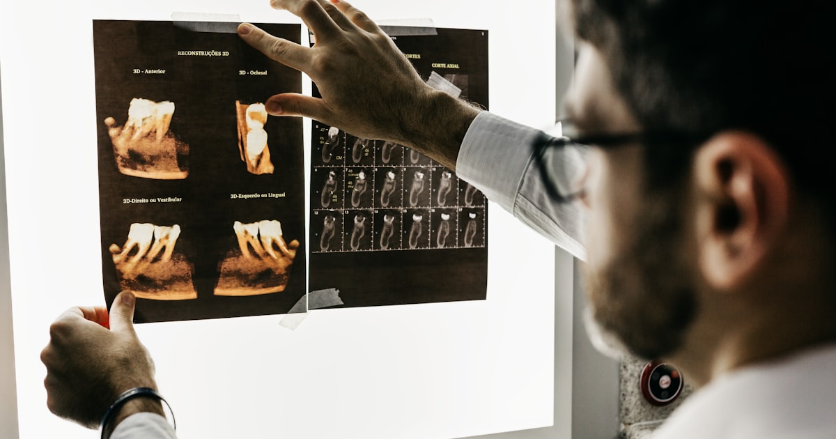 Médico analisando exames de imagem